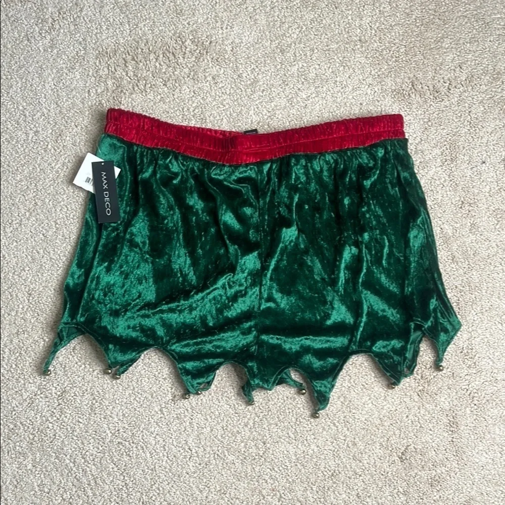 max deco charming green